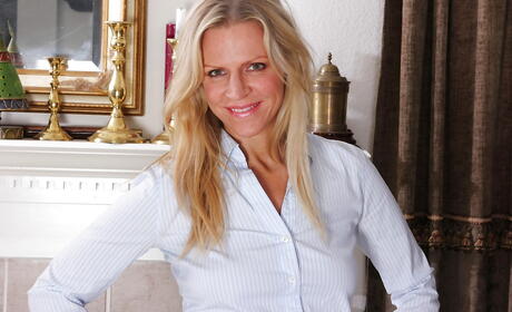 Superb blonde mature Tabitha Green makes some foot fetish action 